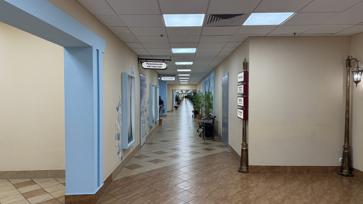 После арок поверните направо